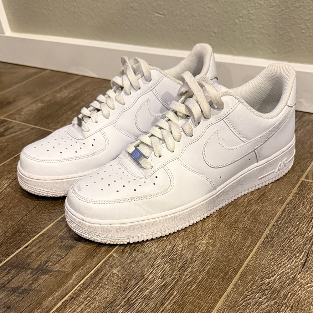 Nike Men's Air Force 1 low top casual sneaker